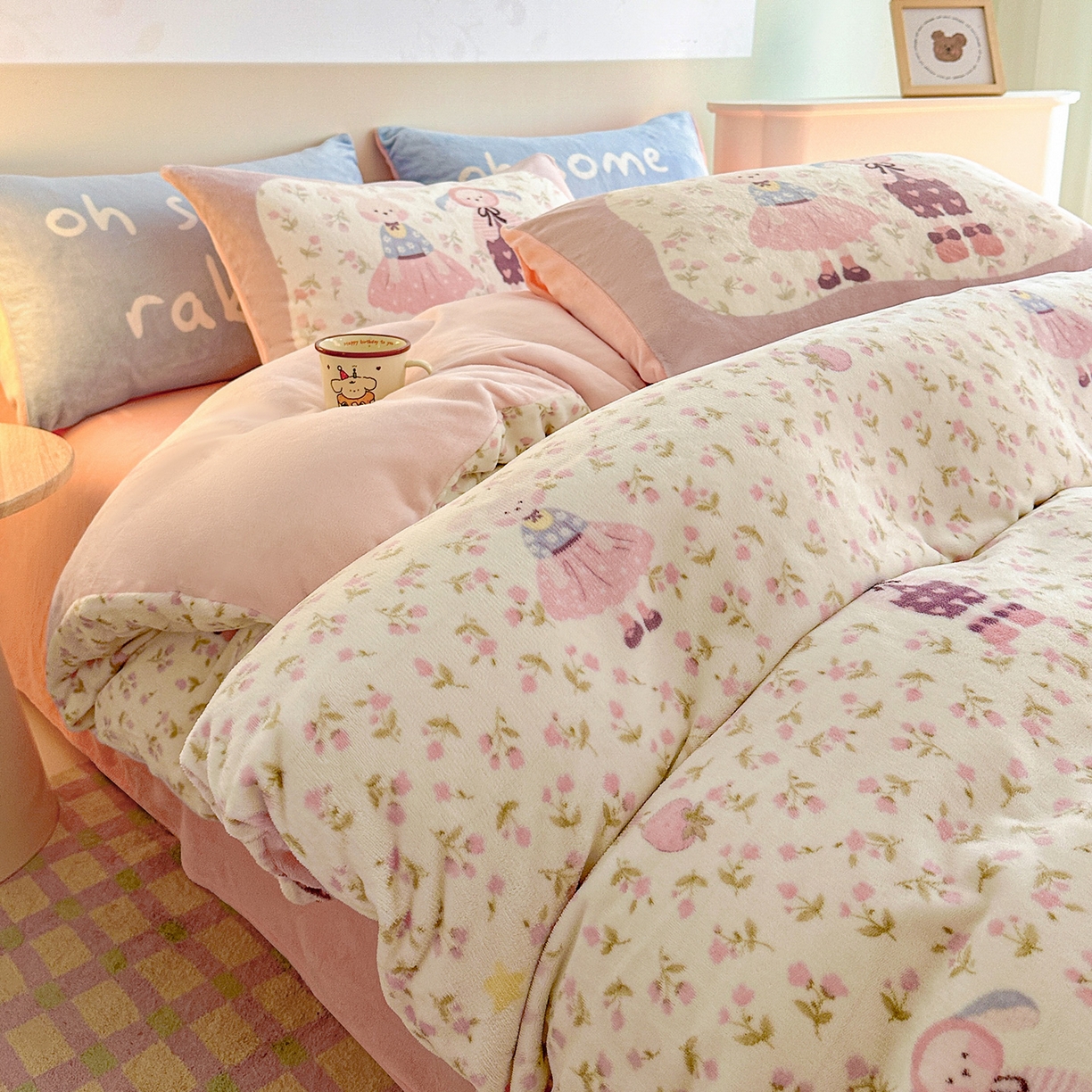 91家纺网 家纺一手货源 找家纺 安哆啦家纺 2025新款A类加厚200克牛奶绒印花卡通四件套 莓莓兔