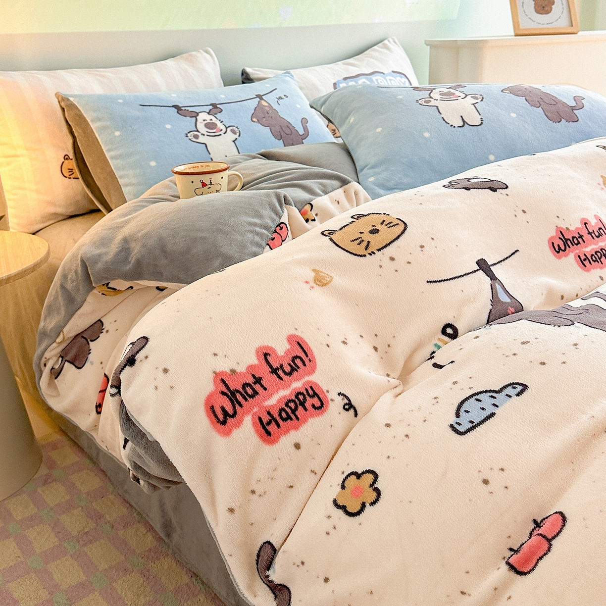 91家纺网 家纺一手货源 找家纺 安哆啦家纺 2025新款A类加厚200克牛奶绒印花卡通四件套 萌喵酷狗-米