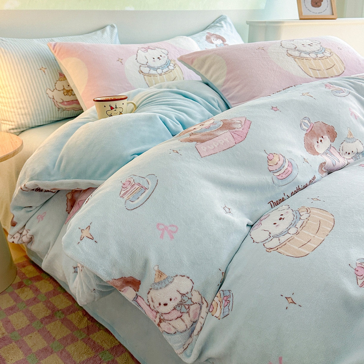 91家纺网 家纺一手货源 找家纺 安哆啦家纺 2025新款A类加厚200克牛奶绒印花卡通四件套 星河狗狗