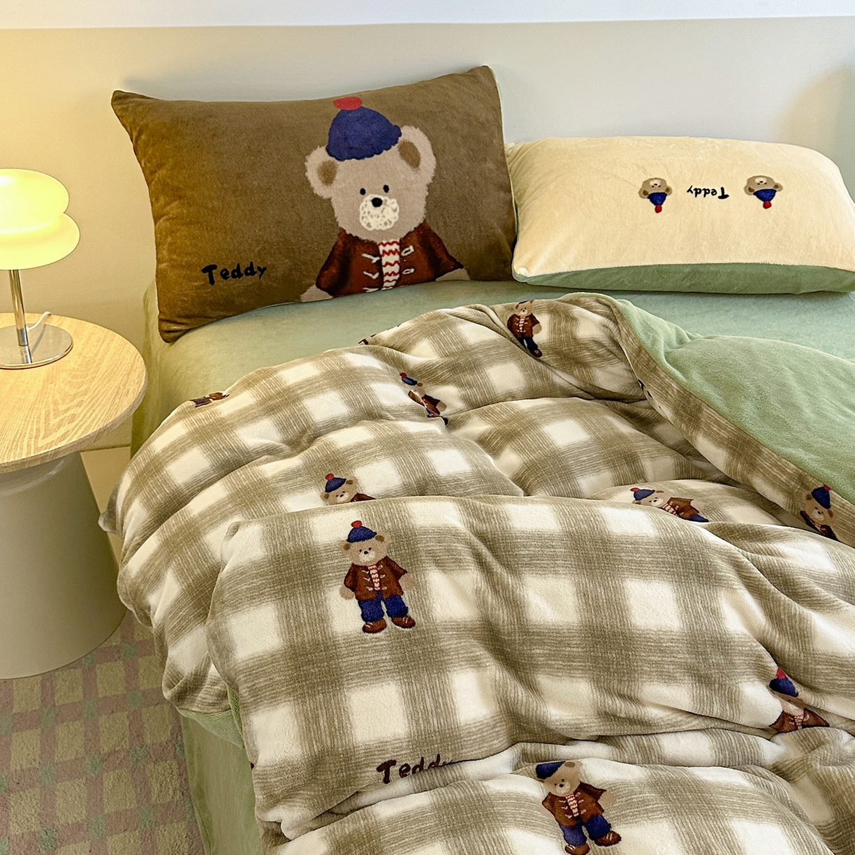 91家纺网 家纺一手货源 找家纺 安哆啦家纺 2025新款A类加厚200克牛奶绒印花卡通四件套 芭乐-绿