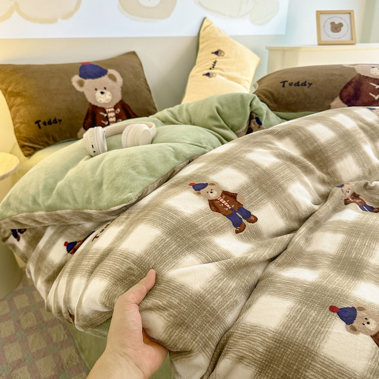 91家纺网 家纺一手货源 找家纺 安哆啦家纺 2025新款A类加厚200克牛奶绒印花卡通四件套 芭乐-绿