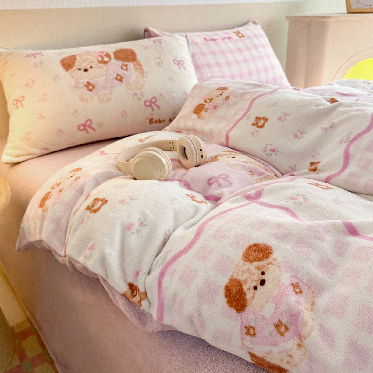 91家纺网 家纺一手货源 找家纺 安哆啦家纺 2025新款A类加厚200克牛奶绒印花卡通四件套 比伦-粉