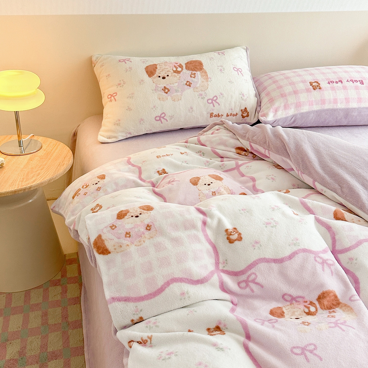 91家纺网 家纺一手货源 找家纺 安哆啦家纺 2025新款A类加厚200克牛奶绒印花卡通四件套 比伦-粉