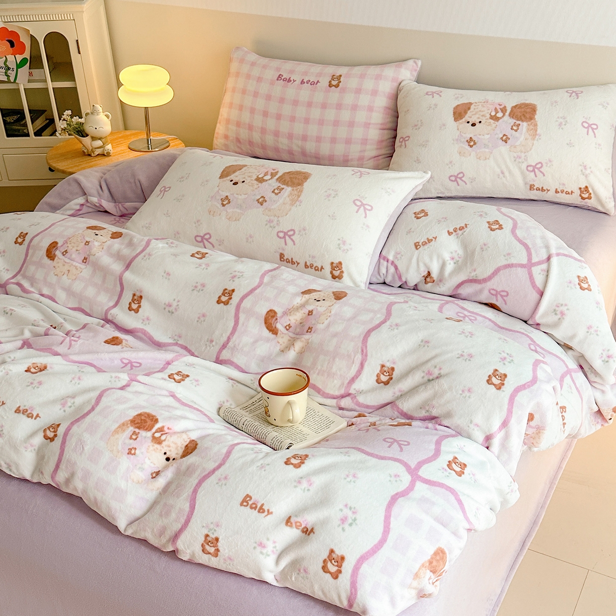 91家纺网 家纺一手货源 找家纺 安哆啦家纺 2025新款A类加厚200克牛奶绒印花卡通四件套 比伦-粉