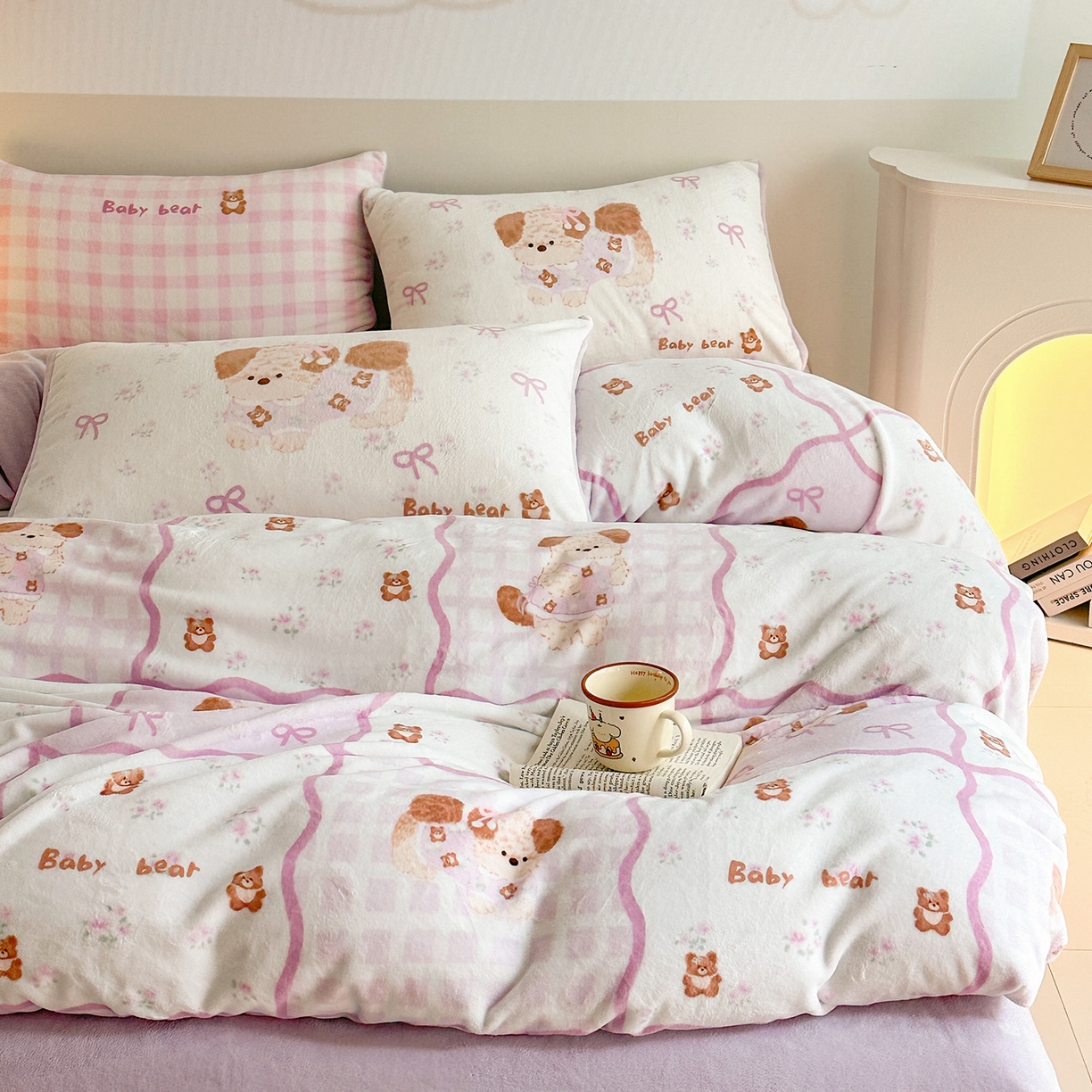 91家纺网 家纺一手货源 找家纺 安哆啦家纺 2025新款A类加厚200克牛奶绒印花卡通四件套 比伦-粉