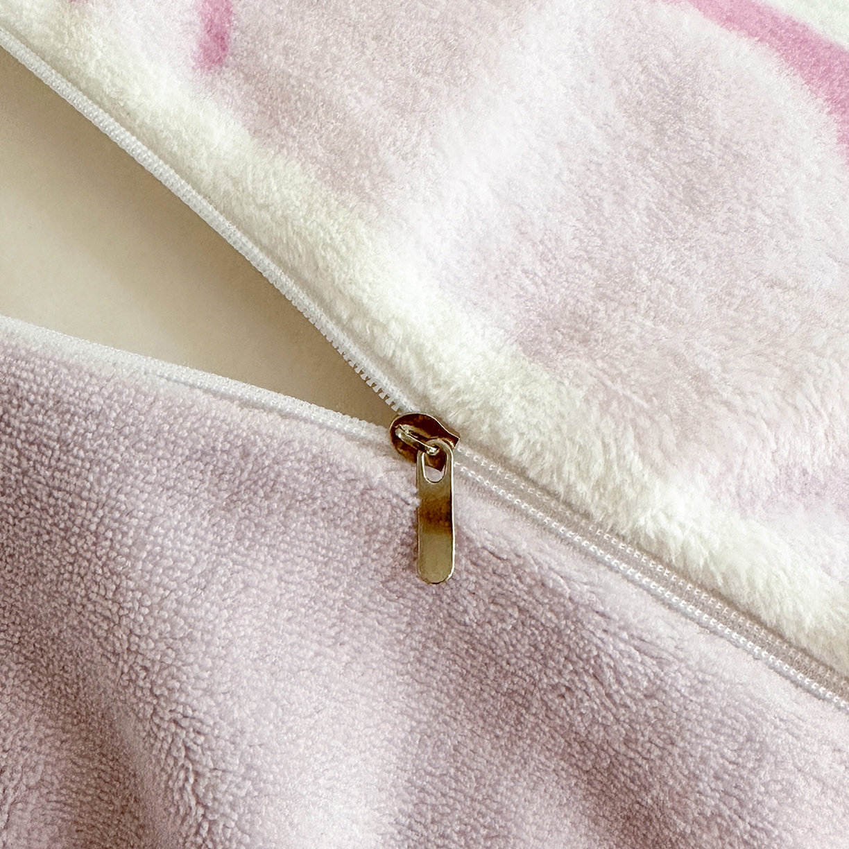 91家纺网 家纺一手货源 找家纺 安哆啦家纺 2025新款A类加厚200克牛奶绒印花卡通四件套 比伦-粉