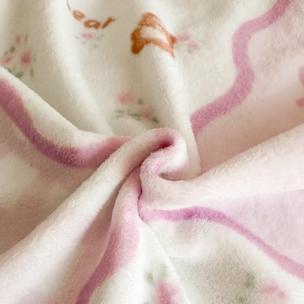 91家纺网 家纺一手货源 找家纺 安哆啦家纺 2025新款A类加厚200克牛奶绒印花卡通四件套 比伦-粉