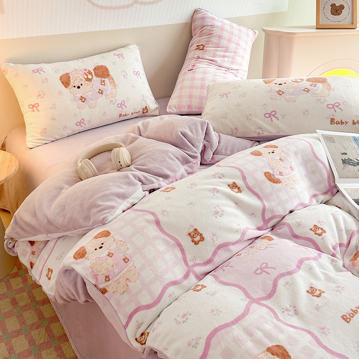 91家纺网 家纺一手货源 找家纺 安哆啦家纺 2025新款A类加厚200克牛奶绒印花卡通四件套 比伦-粉