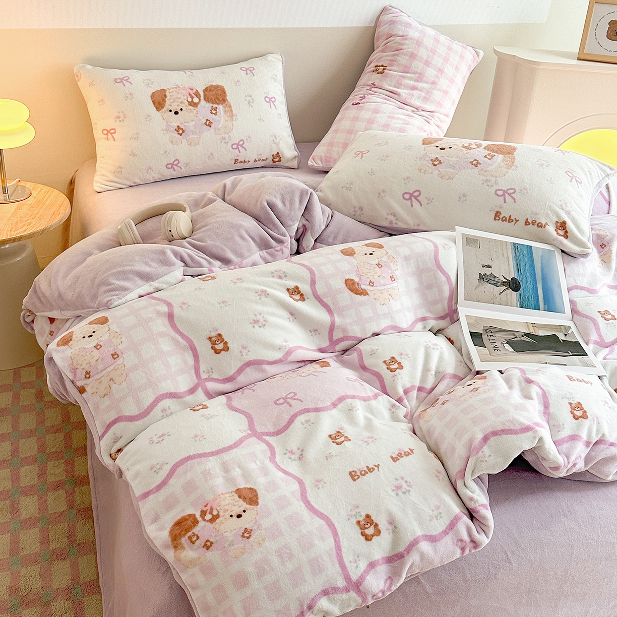 91家纺网 家纺一手货源 找家纺 安哆啦家纺 2025新款A类加厚200克牛奶绒印花卡通四件套 比伦-粉