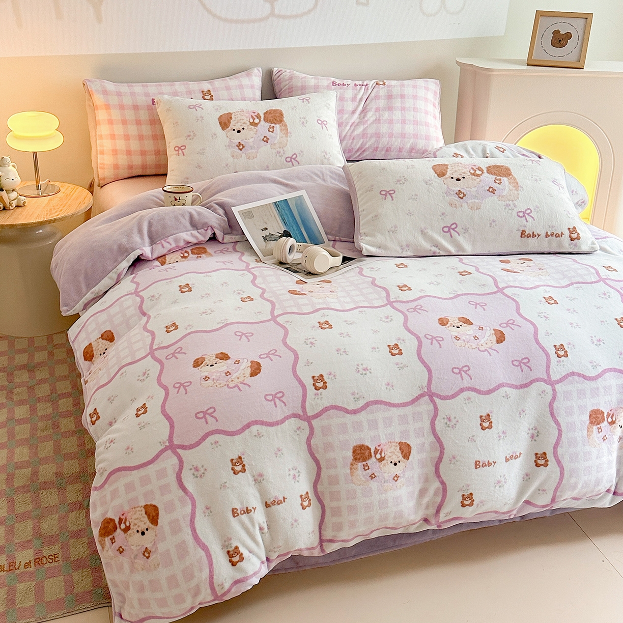 91家纺网 家纺一手货源 找家纺 安哆啦家纺 2025新款A类加厚200克牛奶绒印花卡通四件套 比伦-粉