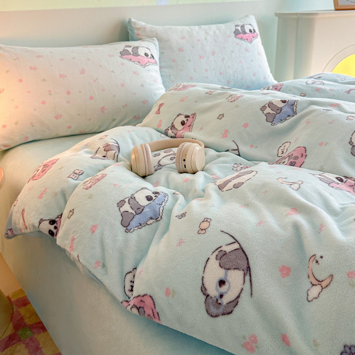 91家纺网 家纺一手货源 找家纺 安哆啦家纺 2025新款A类加厚200克牛奶绒印花卡通四件套 打趣熊猫-蓝