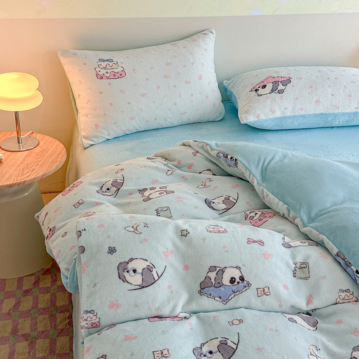 91家纺网 家纺一手货源 找家纺 安哆啦家纺 2025新款A类加厚200克牛奶绒印花卡通四件套 打趣熊猫-蓝