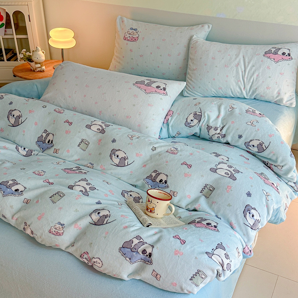 91家纺网 家纺一手货源 找家纺 安哆啦家纺 2025新款A类加厚200克牛奶绒印花卡通四件套 打趣熊猫-蓝