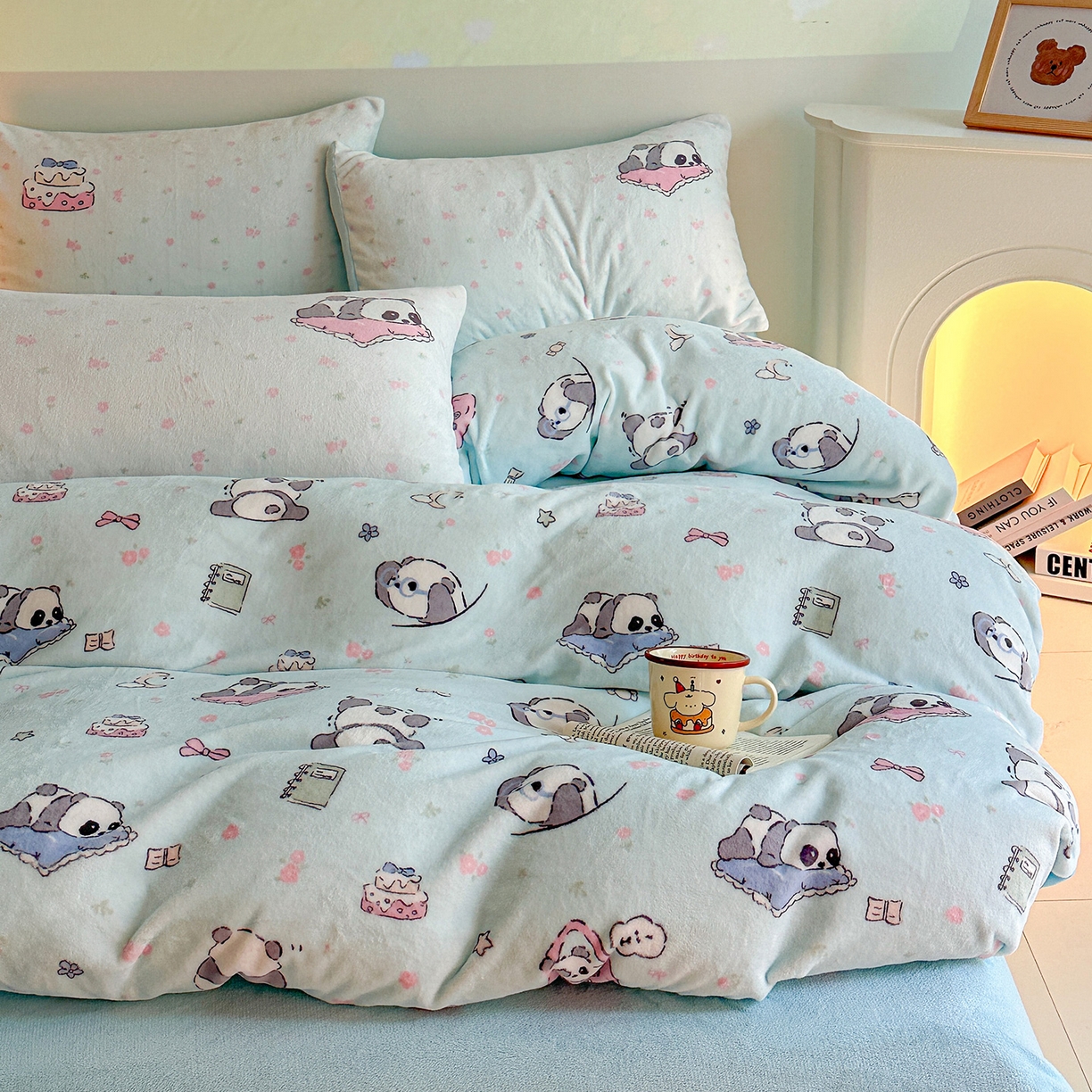 91家纺网 家纺一手货源 找家纺 安哆啦家纺 2025新款A类加厚200克牛奶绒印花卡通四件套 打趣熊猫-蓝