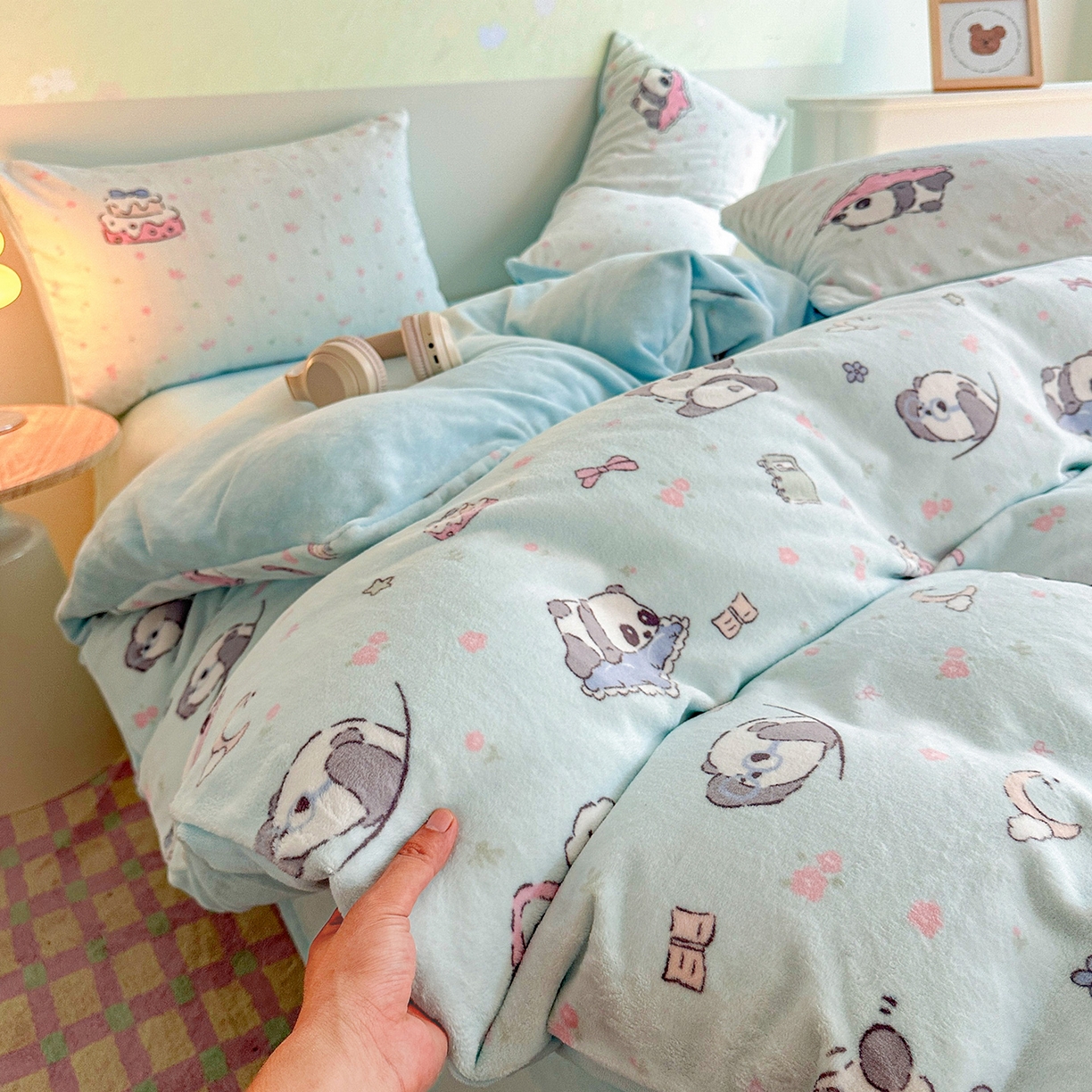 91家纺网 家纺一手货源 找家纺 安哆啦家纺 2025新款A类加厚200克牛奶绒印花卡通四件套 打趣熊猫-蓝