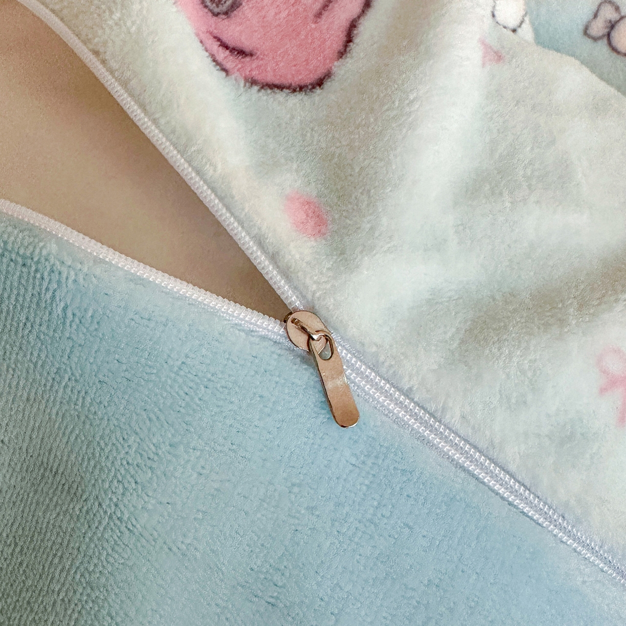 91家纺网 家纺一手货源 找家纺 安哆啦家纺 2025新款A类加厚200克牛奶绒印花卡通四件套 打趣熊猫-蓝