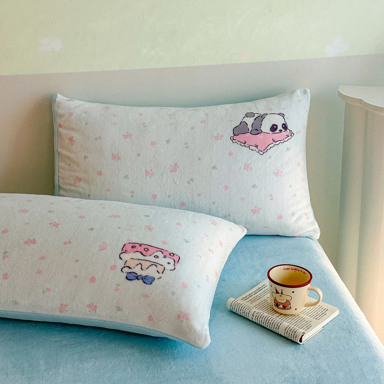 91家纺网 家纺一手货源 找家纺 安哆啦家纺 2025新款A类加厚200克牛奶绒印花卡通四件套 打趣熊猫-蓝