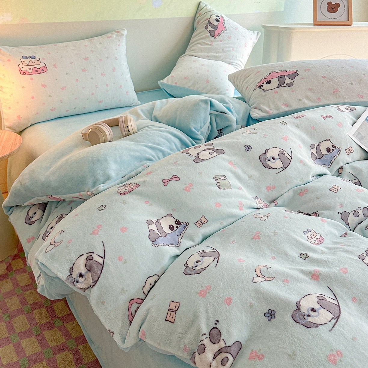 91家纺网 家纺一手货源 找家纺 安哆啦家纺 2025新款A类加厚200克牛奶绒印花卡通四件套 打趣熊猫-蓝