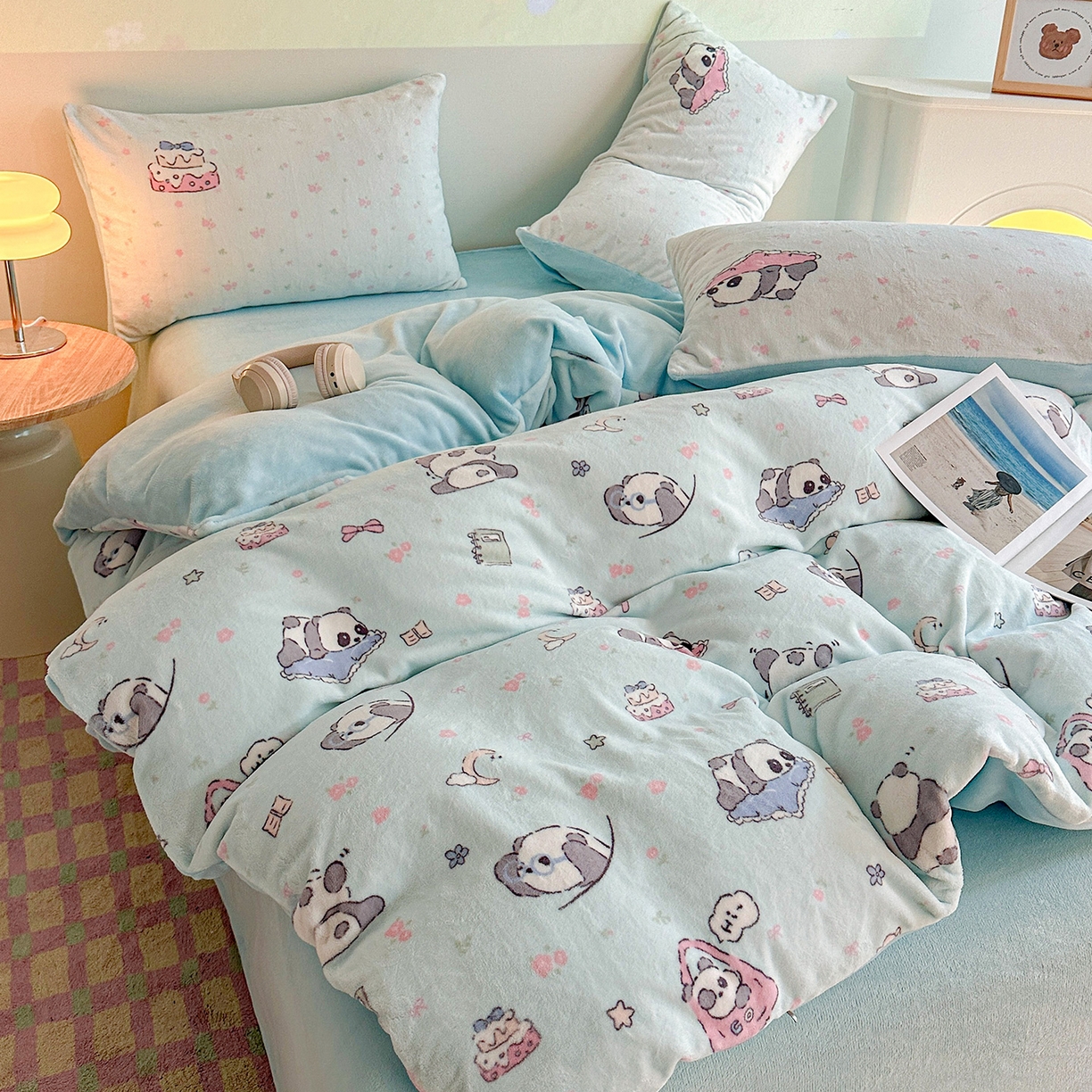 91家纺网 家纺一手货源 找家纺 安哆啦家纺 2025新款A类加厚200克牛奶绒印花卡通四件套 打趣熊猫-蓝