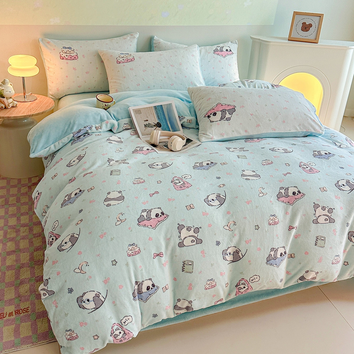 91家纺网 家纺一手货源 找家纺 安哆啦家纺 2025新款A类加厚200克牛奶绒印花卡通四件套 打趣熊猫-蓝