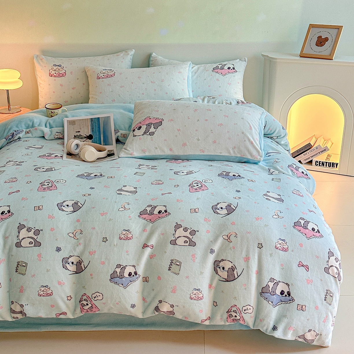 91家纺网 家纺一手货源 找家纺 安哆啦家纺 2025新款A类加厚200克牛奶绒印花卡通四件套 打趣熊猫-蓝