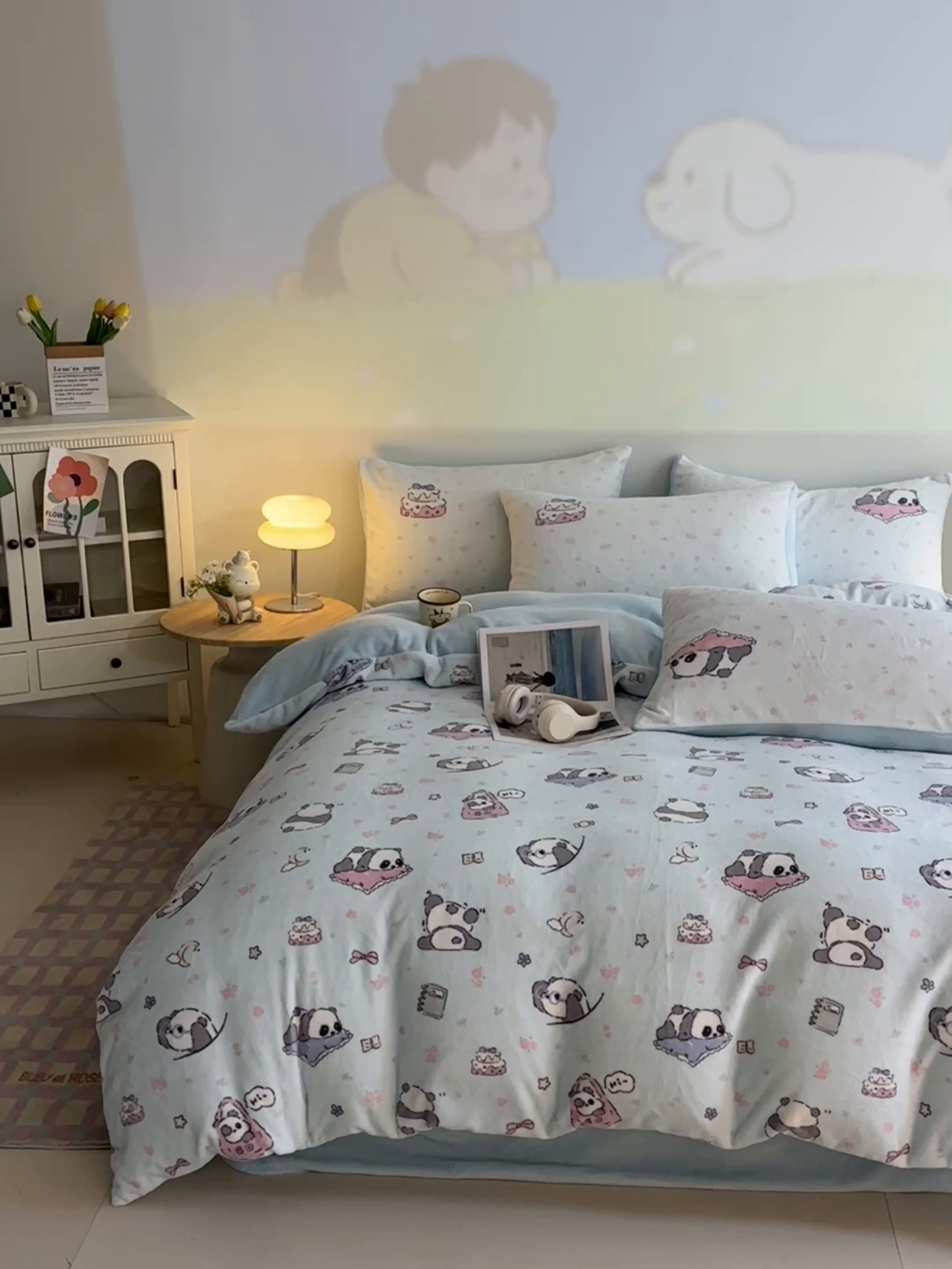 91家纺网 家纺一手货源 找家纺 安哆啦家纺 2025新款A类加厚200克牛奶绒印花卡通四件套 打趣熊猫-蓝