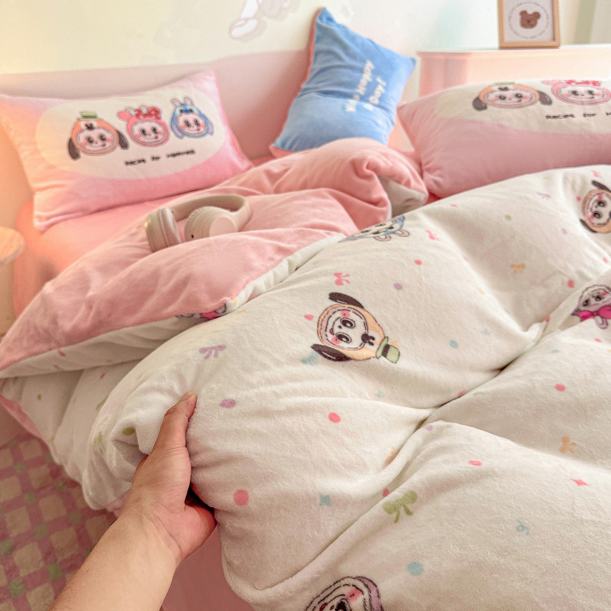 91家纺网 家纺一手货源 找家纺 安哆啦家纺 2025新款A类加厚200克牛奶绒印花卡通四件套 多彩拉布