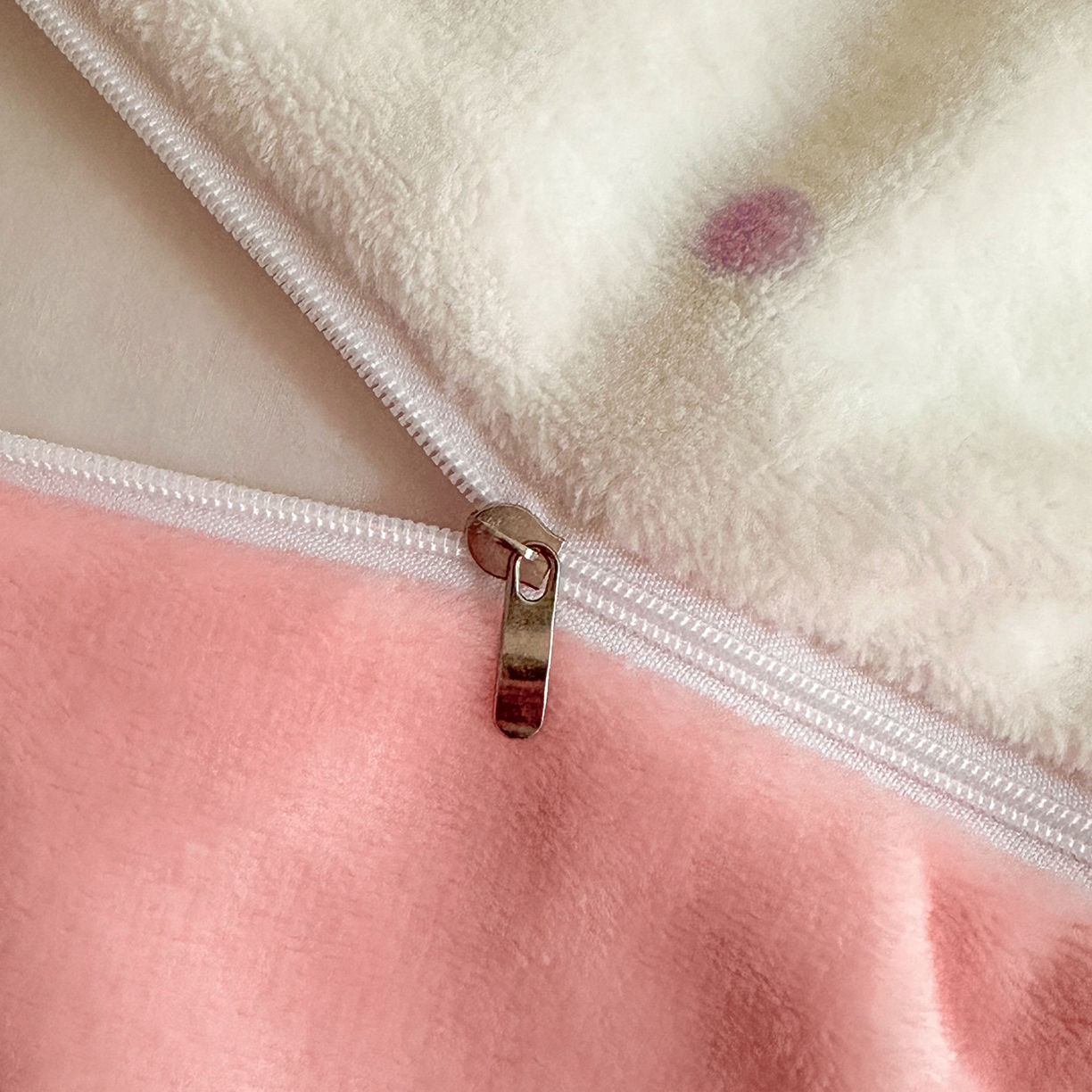 91家纺网 家纺一手货源 找家纺 安哆啦家纺 2025新款A类加厚200克牛奶绒印花卡通四件套 多彩拉布