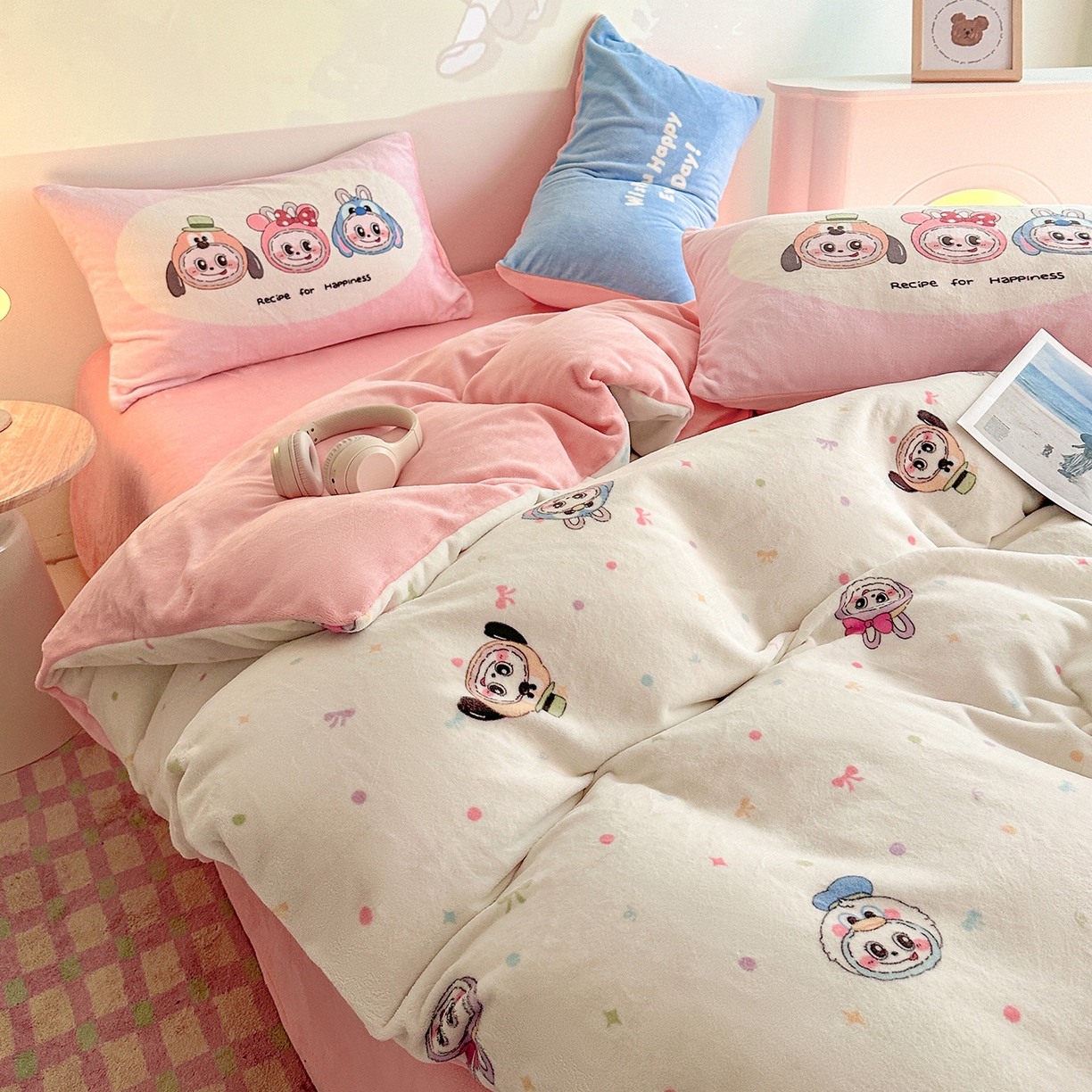 91家纺网 家纺一手货源 找家纺 安哆啦家纺 2025新款A类加厚200克牛奶绒印花卡通四件套 多彩拉布