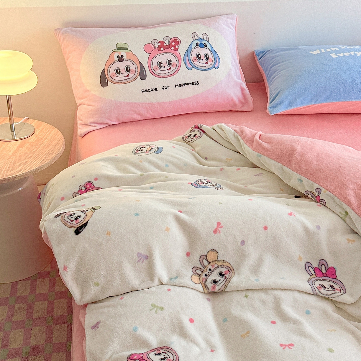 91家纺网 家纺一手货源 找家纺 安哆啦家纺 2025新款A类加厚200克牛奶绒印花卡通四件套 多彩拉布