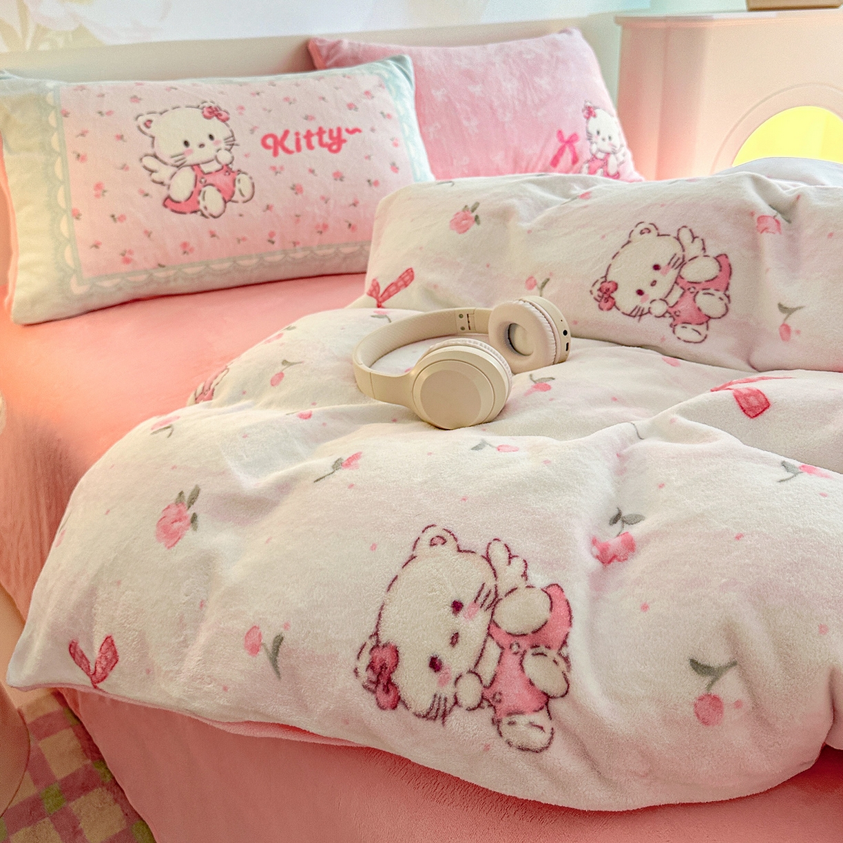 91家纺网 家纺一手货源 找家纺 安哆啦家纺 2025新款A类加厚200克牛奶绒印花卡通四件套 粉色kt