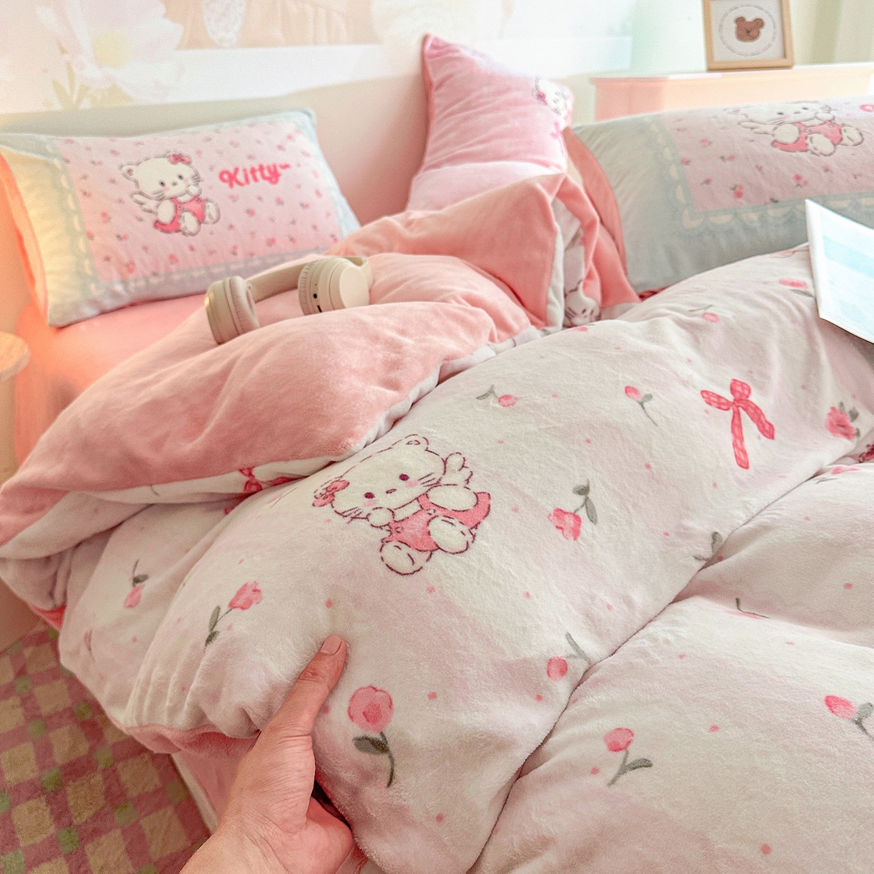 91家纺网 家纺一手货源 找家纺 安哆啦家纺 2025新款A类加厚200克牛奶绒印花卡通四件套 粉色kt