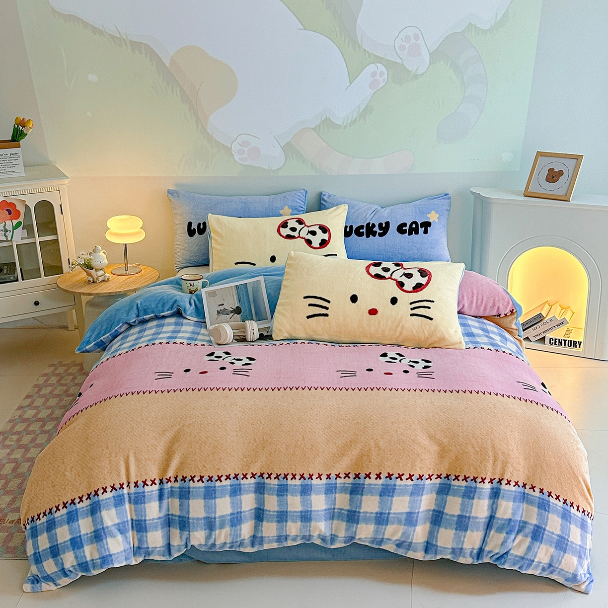 91家纺网 家纺一手货源 找家纺 安哆啦家纺 2025新款A类加厚200克牛奶绒印花卡通四件套 蝴蝶结猫咪