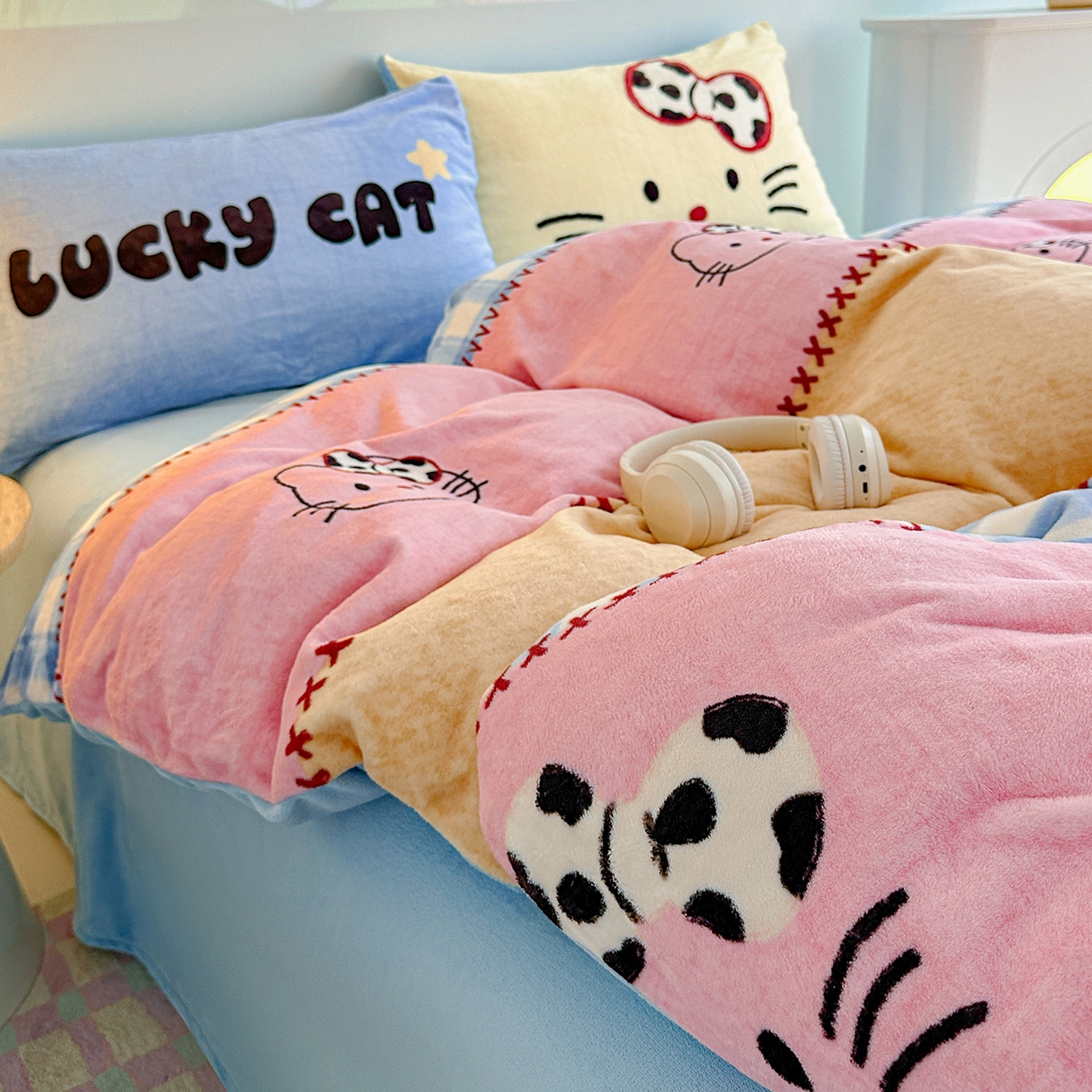 91家纺网 家纺一手货源 找家纺 安哆啦家纺 2025新款A类加厚200克牛奶绒印花卡通四件套 蝴蝶结猫咪