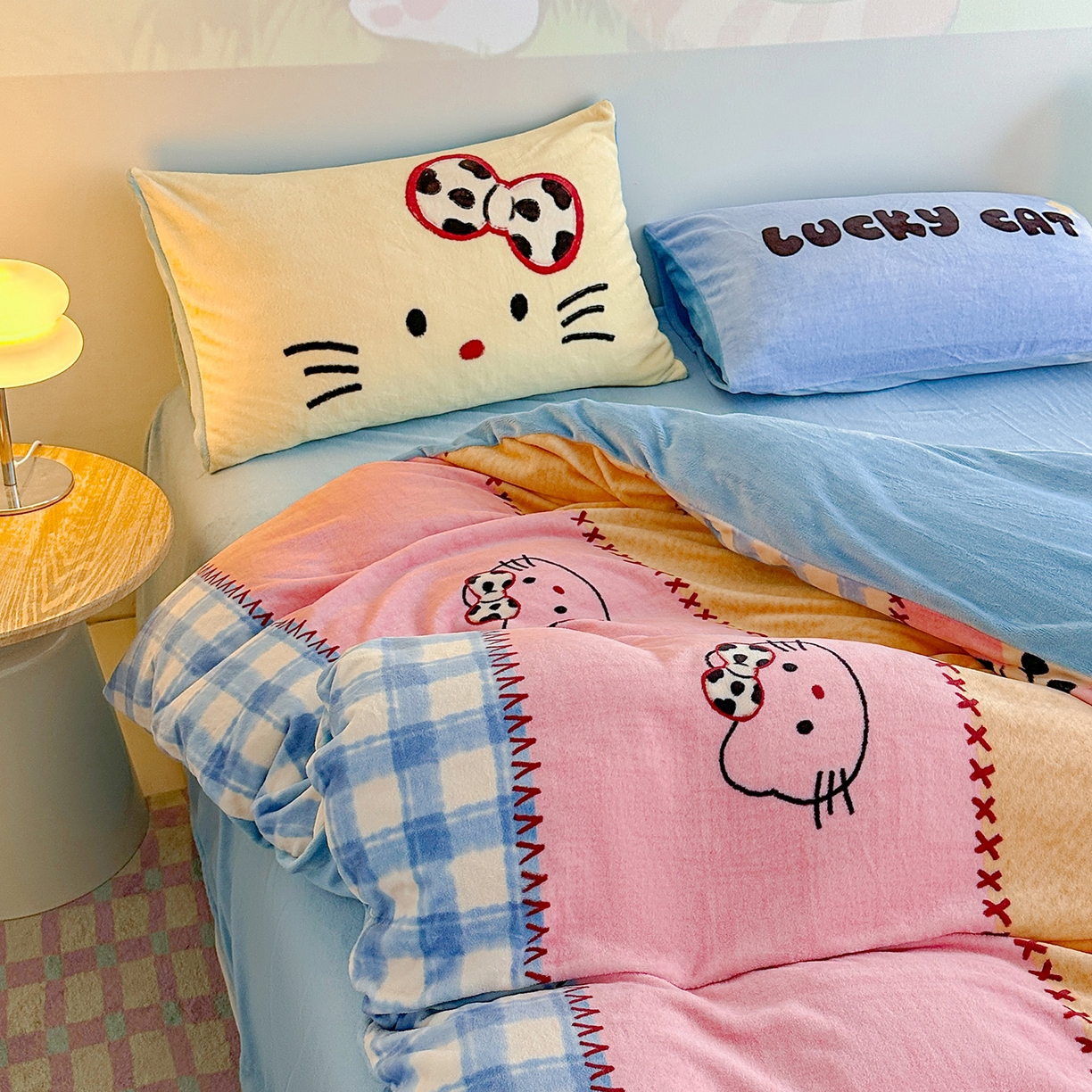 91家纺网 家纺一手货源 找家纺 安哆啦家纺 2025新款A类加厚200克牛奶绒印花卡通四件套 蝴蝶结猫咪