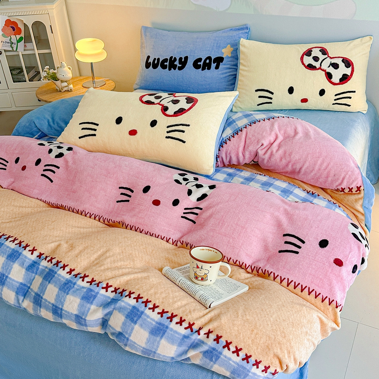 91家纺网 家纺一手货源 找家纺 安哆啦家纺 2025新款A类加厚200克牛奶绒印花卡通四件套 蝴蝶结猫咪