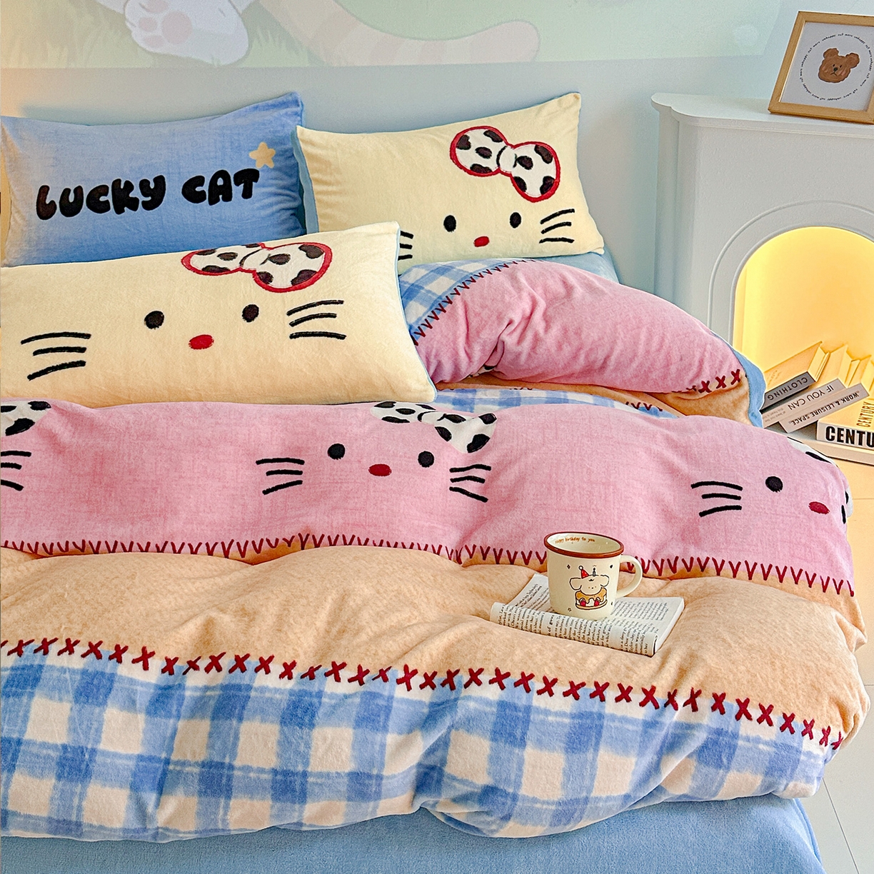 91家纺网 家纺一手货源 找家纺 安哆啦家纺 2025新款A类加厚200克牛奶绒印花卡通四件套 蝴蝶结猫咪