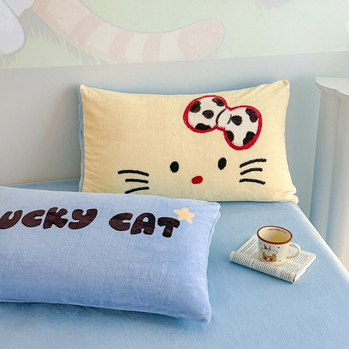 91家纺网 家纺一手货源 找家纺 安哆啦家纺 2025新款A类加厚200克牛奶绒印花卡通四件套 蝴蝶结猫咪