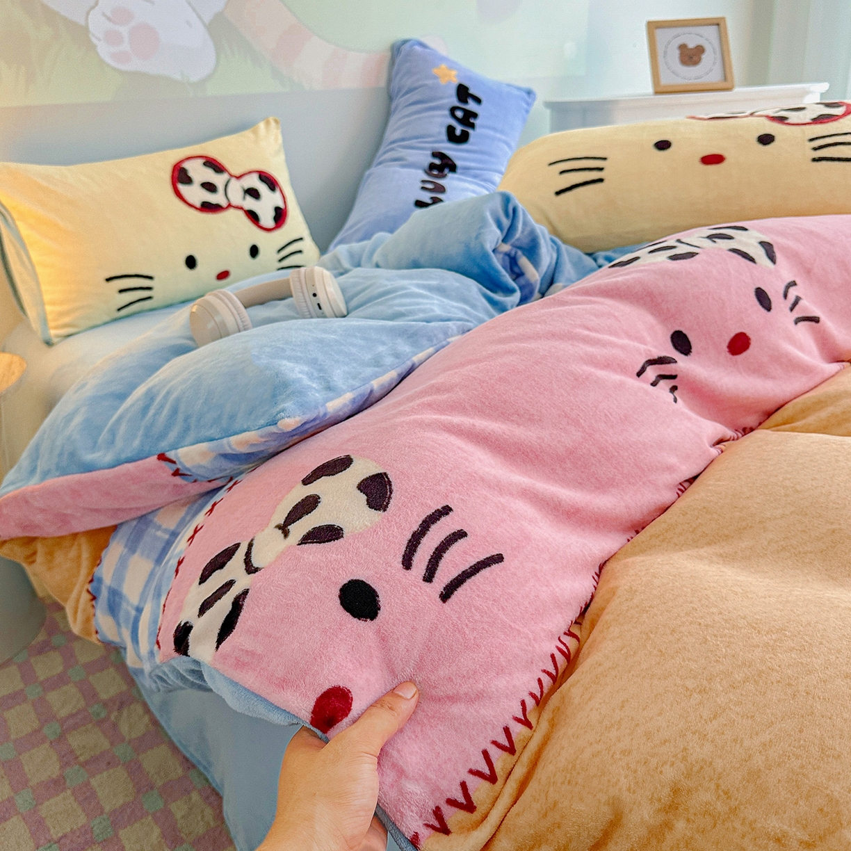 91家纺网 家纺一手货源 找家纺 安哆啦家纺 2025新款A类加厚200克牛奶绒印花卡通四件套 蝴蝶结猫咪