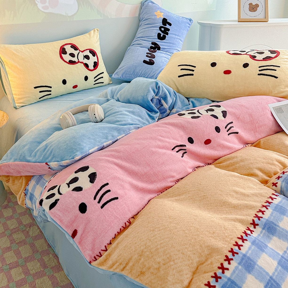 91家纺网 家纺一手货源 找家纺 安哆啦家纺 2025新款A类加厚200克牛奶绒印花卡通四件套 蝴蝶结猫咪