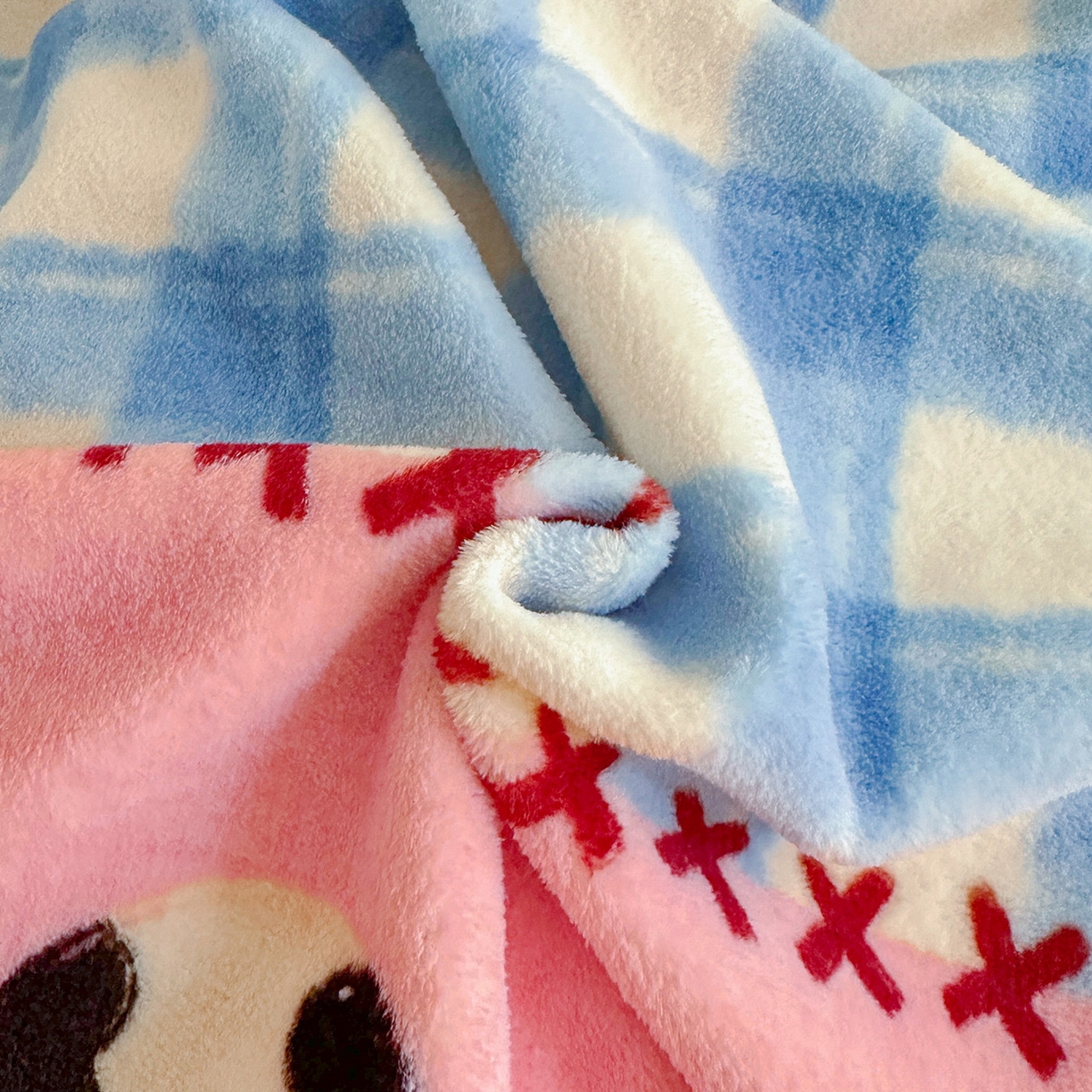 91家纺网 家纺一手货源 找家纺 安哆啦家纺 2025新款A类加厚200克牛奶绒印花卡通四件套 蝴蝶结猫咪