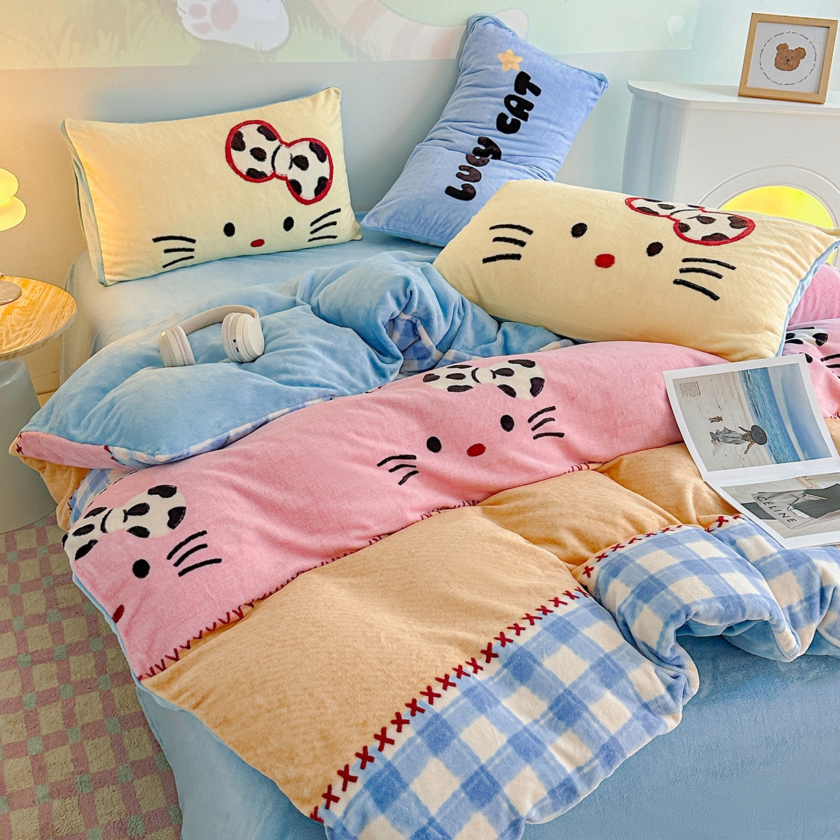 91家纺网 家纺一手货源 找家纺 安哆啦家纺 2025新款A类加厚200克牛奶绒印花卡通四件套 蝴蝶结猫咪