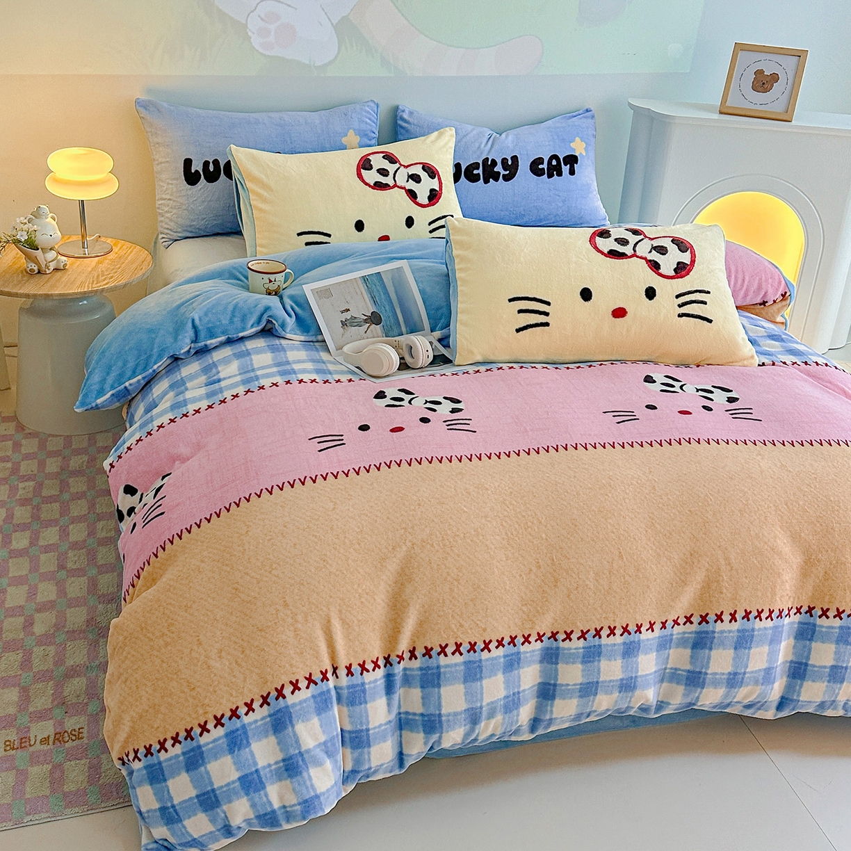 91家纺网 家纺一手货源 找家纺 安哆啦家纺 2025新款A类加厚200克牛奶绒印花卡通四件套 蝴蝶结猫咪