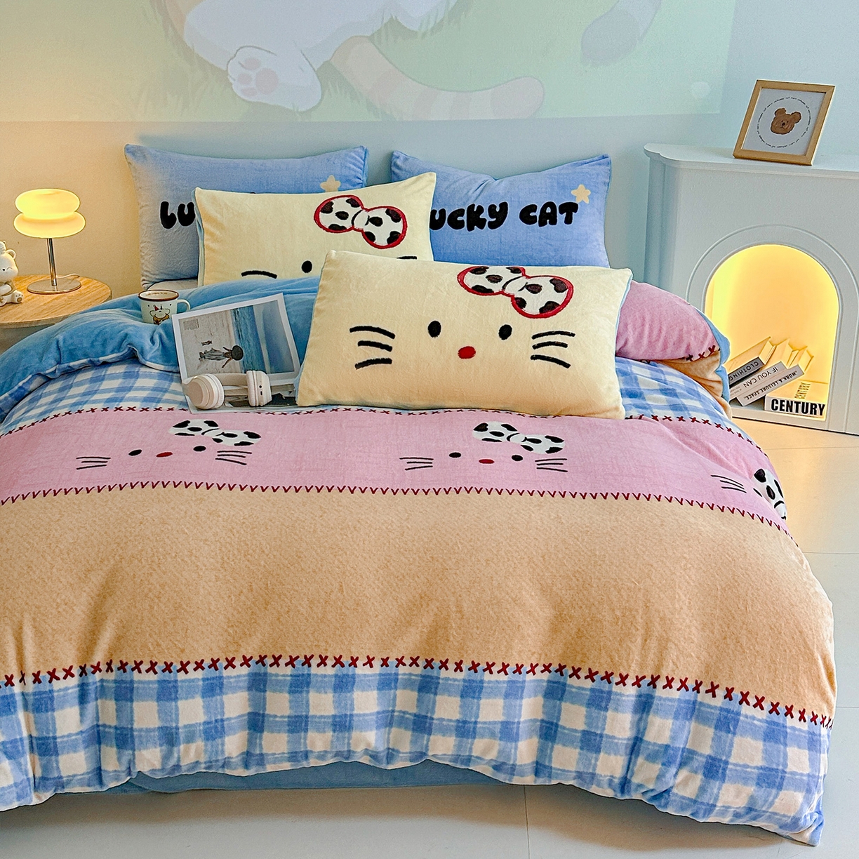 91家纺网 家纺一手货源 找家纺 安哆啦家纺 2025新款A类加厚200克牛奶绒印花卡通四件套 蝴蝶结猫咪