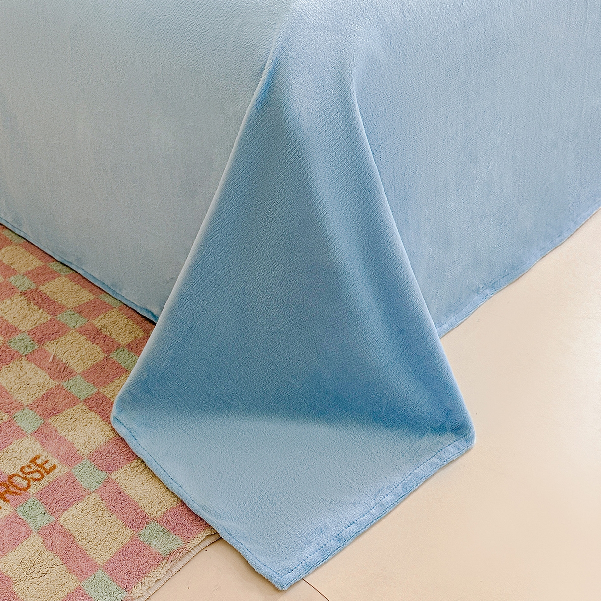 91家纺网 家纺一手货源 找家纺 安哆啦家纺 2025新款A类加厚200克牛奶绒印花卡通四件套 蝴蝶结猫咪