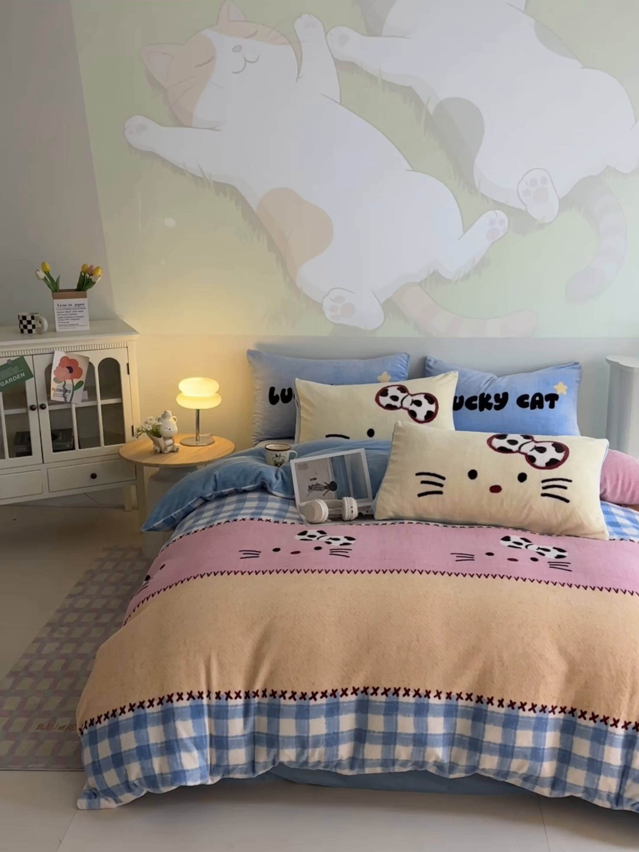 91家纺网 家纺一手货源 找家纺 安哆啦家纺 2025新款A类加厚200克牛奶绒印花卡通四件套 蝴蝶结猫咪