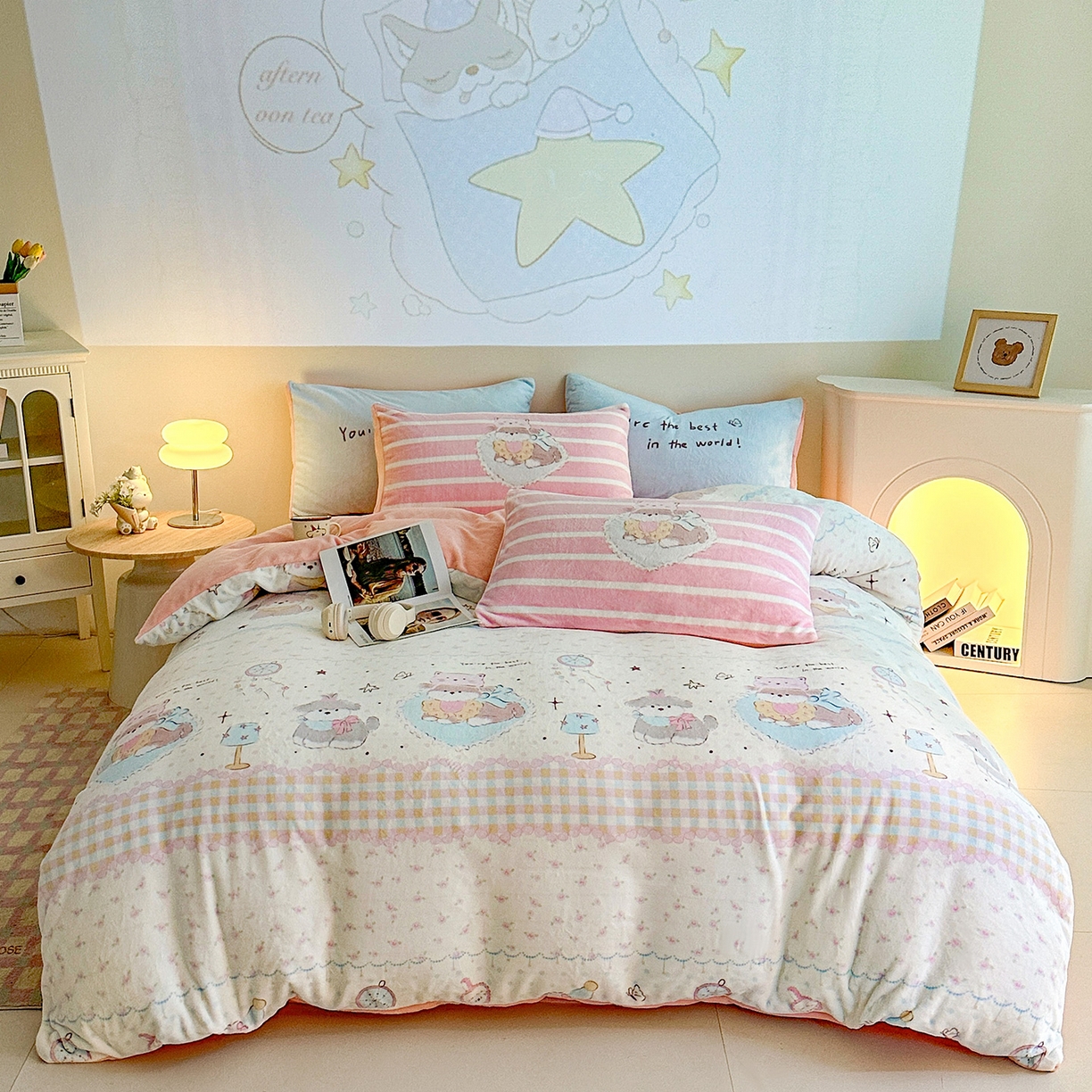 91家纺网 家纺一手货源 找家纺 安哆啦家纺 2025新款A类加厚200克牛奶绒印花卡通四件套 欢乐时光