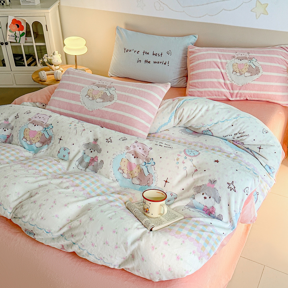 91家纺网 家纺一手货源 找家纺 安哆啦家纺 2025新款A类加厚200克牛奶绒印花卡通四件套 欢乐时光