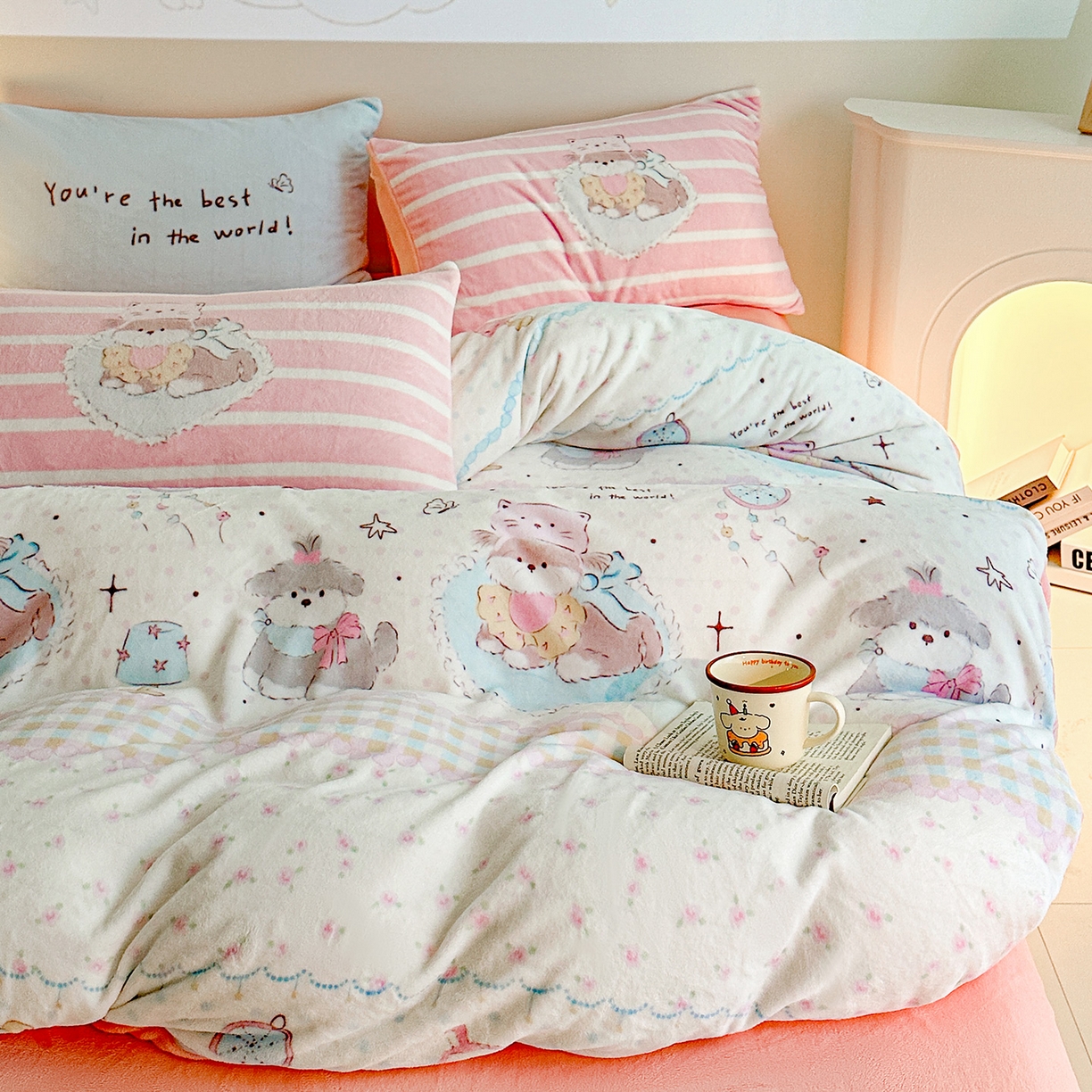 91家纺网 家纺一手货源 找家纺 安哆啦家纺 2025新款A类加厚200克牛奶绒印花卡通四件套 欢乐时光