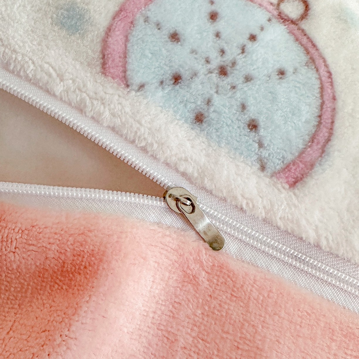 91家纺网 家纺一手货源 找家纺 安哆啦家纺 2025新款A类加厚200克牛奶绒印花卡通四件套 欢乐时光